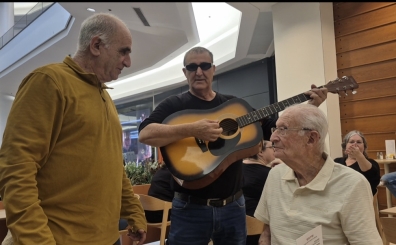 תושב חיפה חגג יום הולדת 100 בהפתעה מרגשת